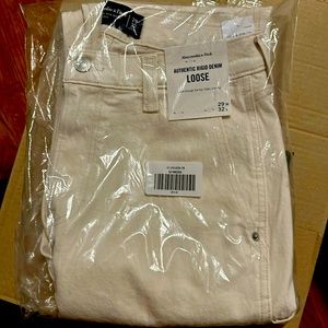 Abercrombie & Fitch NWT men’s Authentic Rigid Denim LOOSE, size 29w 32L